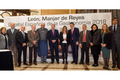 Una representación de invitados leoneses y andaluces posan con Silván, Susana Díaz y Majo, ayer en la capital hispalense. EFE