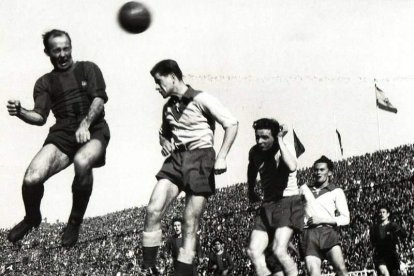 César cabeceando un balón que acabaría en el fondo de las mallas con el sello del leonés.