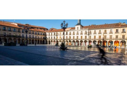 Vista de la plaza Mayor de León y uno de los edificios que se venden, a la izquierda, ayer, a media mañana. FERNANDO OTERO PERANDONES