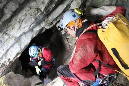 El Grupo de Matallana en una de las cuevas de Picos.