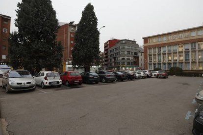 La carpa se instalará en una parte del aparcamiento frente a la iglesia de Santa Nonia. RAMIRO