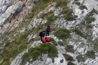 Los dos montañeros, un hombre y una mujer, estaban ilesos.