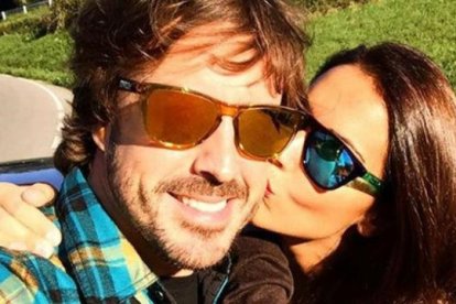 Fernando Alonso y Lara Álvarez proclaman su amor en Twitter pocos días antes de su ruptura.