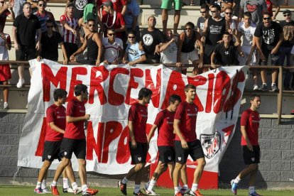 Los aficionados radicales colgaron en Lezama una pancarta para llamar mercenario a Llorente.