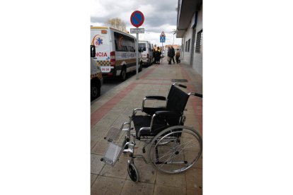 Las ambulancias esperan a los pacientes para su traslado.