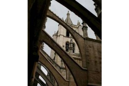 Detalle de varios arbotantes y de una de las torres de la Catedral