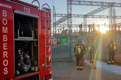 Bomberos de León durante su intervención en una subestación eléctrica en Navatejera. BOMBEROS DE LEÓN