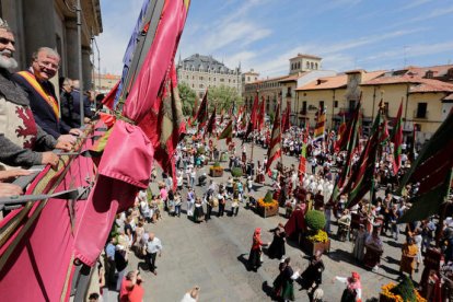 La plaza de San Marcelo, ayer tras el despliegue de los pendones en la conmemoración del Fuero. SECUNDINO PÉREZ