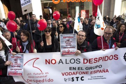 Protesta de trabajadores de Vodafone en Barcelona por el ERE registrado por la empresa.