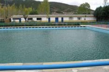 Edificio de los vestuarios y piscina grande de Cistierna situados en el polideportivo