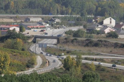 Cruce de la actual N-120 con la N-VI en Villamartín de la Abadía. L. D E LA MATA