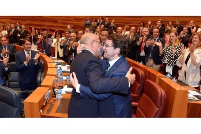 Francisco Igea felicita a Alfonso Fernández Mañueco tras ser elegido presidente de Castilla y León.