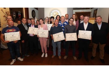 Foto de familia de los ganadores, autoridades y miembros de la Fundación.