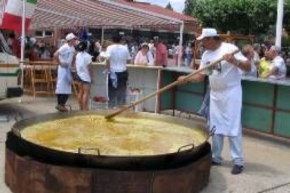 La enorme paellera del centro volvió a utilizarse para la fiesta anual