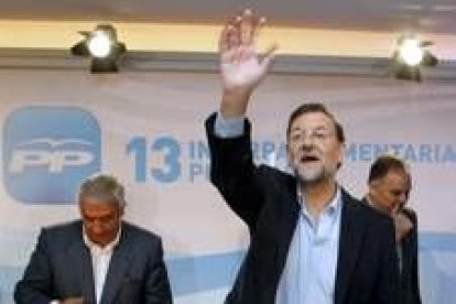 El presidente del PP, Mariano Rajoy, junto a Javier Arenas