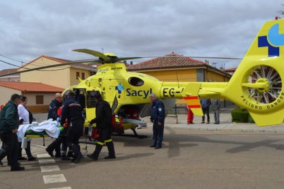 Momento en el que el herido era evacuado en helicóptero al Hospital de León. MEDINA