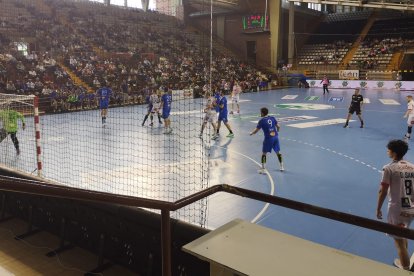 El Ademar se apuntó el triunfo frente al Valladolid en el palacio. P.R.