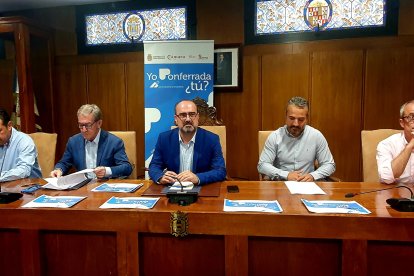 Representantes de la Fele, Cámara de Comercio y del Ayuntamiento de Ponferrada, hoy en la firma de la adenda de colaboración. DL