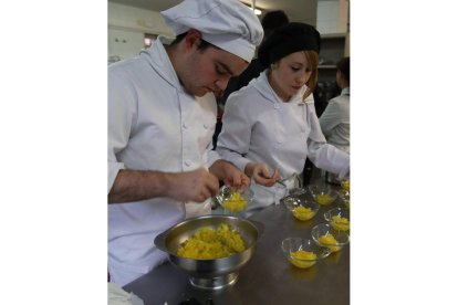 Una clase práctica en el ciclo de Hostelería de León. RAMIRO