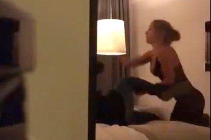 Fotograma de vídeo en el que se ve a la modelo pegando a Neymar en el hotel.