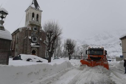 La nieve prolonga el invierno más crudo en las carreteras leonesas