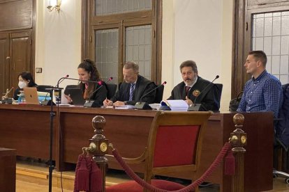 Fiscal, abogados y acusado siguen una fase de la sesión del juicio de ayer. MÁZ