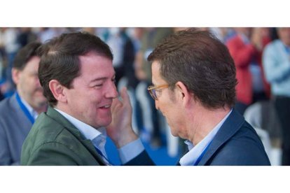 Feijóo saluda a Mañueco ayer, en el congreso del PP gallego celebrado en Pontevedra. SALVADOR SAS