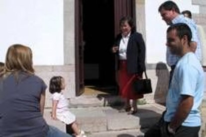 Mercedes Fernández a la entrada de las escuelas de Oseja de Sajambre conversa con una niña