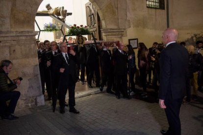 El Vía Crucis sale de la capilla de las Benedictinas. FERNANDO OTERO