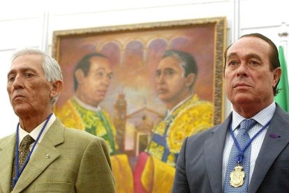 Paco Camino junto a Curro Romero, ambos grandes toreros e hijos predilectos de Camas. EDUARDO ABAD