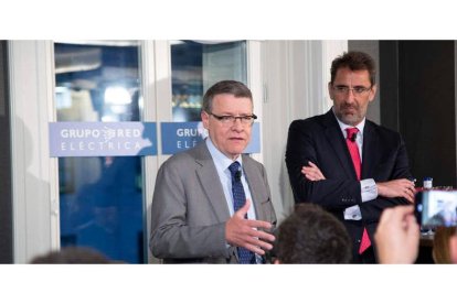 El presidente de REE, Jordi Sevilla, con el consejero delegado de la empresa, Juan Lasala. DL