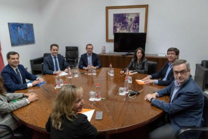 Los equipos negociadores de Partido Popular y Ciudadanos, encabezados por el presidente del PP andaluz, Juanma Moreno (izquierda), y el líder regional de Ciudadanos, Juan Marín (segundo por la derecha).