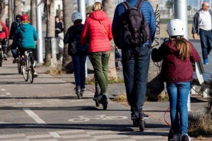 Varios patinadores circulan por Barcelona.