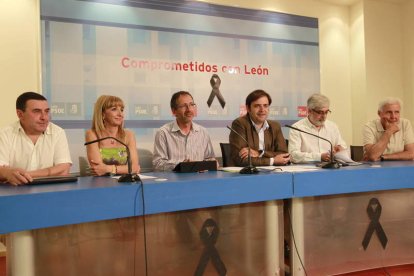 Tino Rodríguez, el cuarto por la izquierda, junto a otros representantes socialistas.