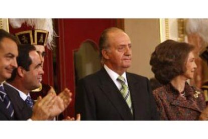 José Luis Rodríguez Zapatero y José Bono aplauden el discurso del Rey Don Juan Carlos, ayer en el Co