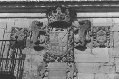 Escudo del palacio de los Álvarez-Acevedo, en Otero de Curueño.