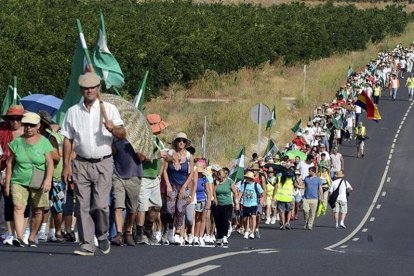 Miembros del Sindicato Andaluz de Trabajadores (SAT), durante la marcha reivindicativa que han hecho desde Hornachuelos a Córdoba y en cuyo transcurso han ocupado el Palacio de Moratalla.