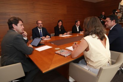 Alfonso Fernández Mañueco y varios consejeros, en la reunión con una delegación del nuevo equipo de Ponferrada encabezada por el alcalde, Marco Morala, y el primer teniente de alcalde, Iván Alonso. L. DE LA MATA