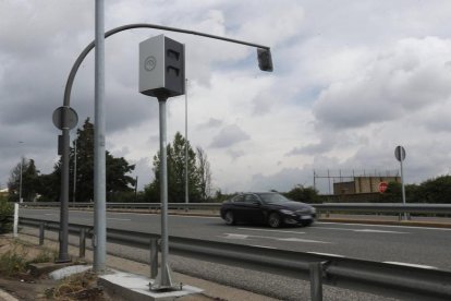 El radar colocado poco antes del cruce de Oteruelo.