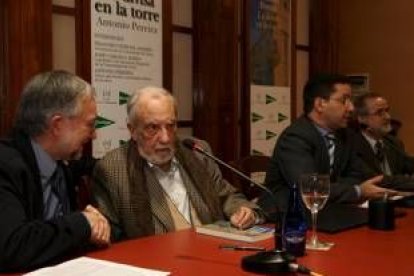 Boixo, Pereira, García Hervada y Flecha durante la presentación del libro