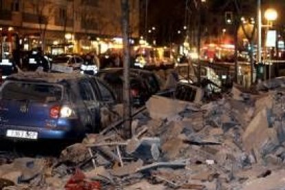 Imagen de los coches aparcados junto al edificio afectado en Salamanca