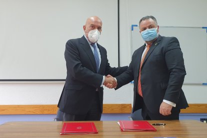 Carnero y Morán, durante la firma del acuerdo. JCYL