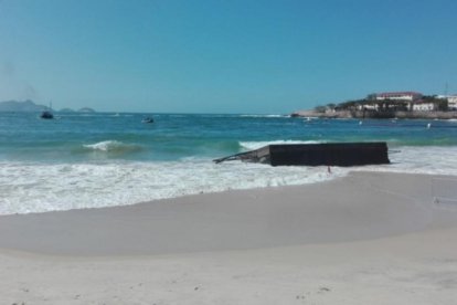 La plataforma desde la que debían saltar los nadadores de aguas abiertas, destrozada por las olas y varada en Copacabana.