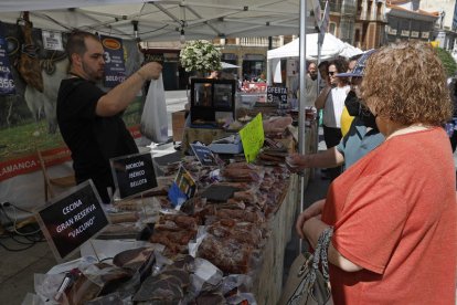 Uno de los stands de la Feria del Embutido y el Queso de La Bañeza. FERNANDO OTERO