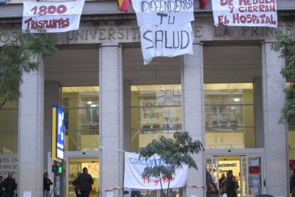 La fachada del centro cuenta con pancartas que se oponen a su privatización.