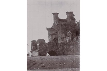 El castillo antes de que en 1909 derribaran uno de los arcos, en peligro de desplome, sobre el foso en la entrada principal. GUSTAVO LUZZATTI