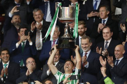 El capitán del Betis, Joaquín Sánchez, tras recibir el trofeo que les acredita campeones de Copa. J. MUÑOZ