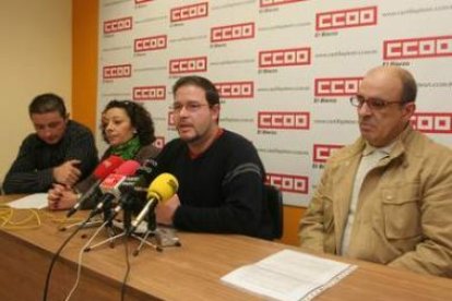 El portavoz del comité de Coiper, Javier Digón, ayer junto a otros delegados sindicales.