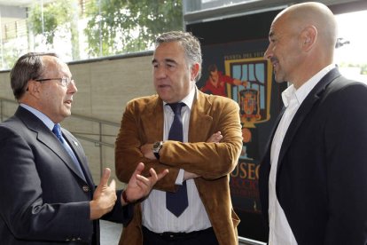 El representante de la gestora del Lucena, José Luis Bergillos, junto a José Fernández y Claudio Barragán tras el sorteo.