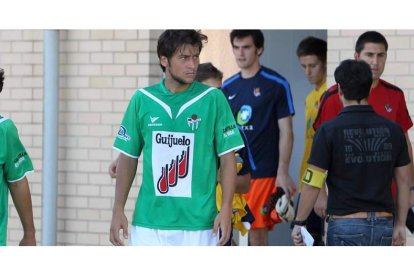 Álvaro Tejedor, central de la Cultural, con la elástica del Guijuelo, su anterior equipo.